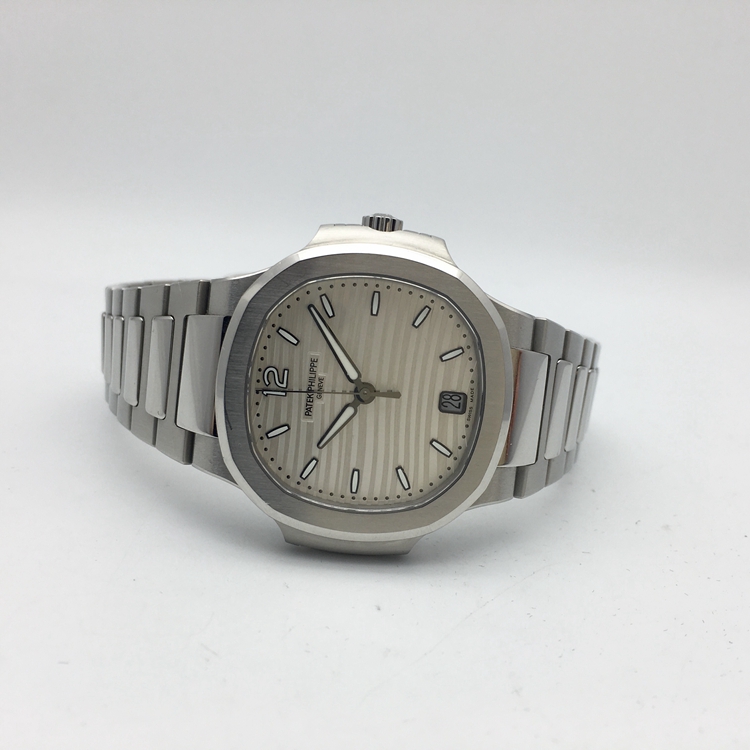 PATEK PHILIPPE 百达翡丽 NAUTILUS 运动系列，7118/1A-010。35.2毫米表径，精钢表壳，银白色表盘，覆荧光涂层的金质立体时标，6点位置日期显示，Cal.324 S C自动上弦机械机芯，动力储备45小时。专柜定价：181800元。 全套附件齐全。PATEK PHILIPPE 百达翡丽 NAUTILUS 运动系列，7118/1A-010。35.2毫米表径，精钢表壳，银白色表盘，覆荧光涂层的金质立体时标，6点位置日期显示，Cal.324 S C自动上弦机械机芯，动力储备45小时。专柜定价：181800元。 全套附件齐全。
