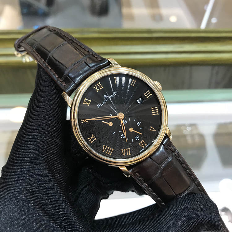 Blancpain 宝珀 Villeret 经典系列，6606-3630-55B，18K玫瑰金，40毫米表径。黑色瓷釉印花盘面。日期，动力储备显示。11C5 手动上弦机芯，动力储备72小时。蓝宝石水晶底盖。专柜售价：151000元。 单表无附件。