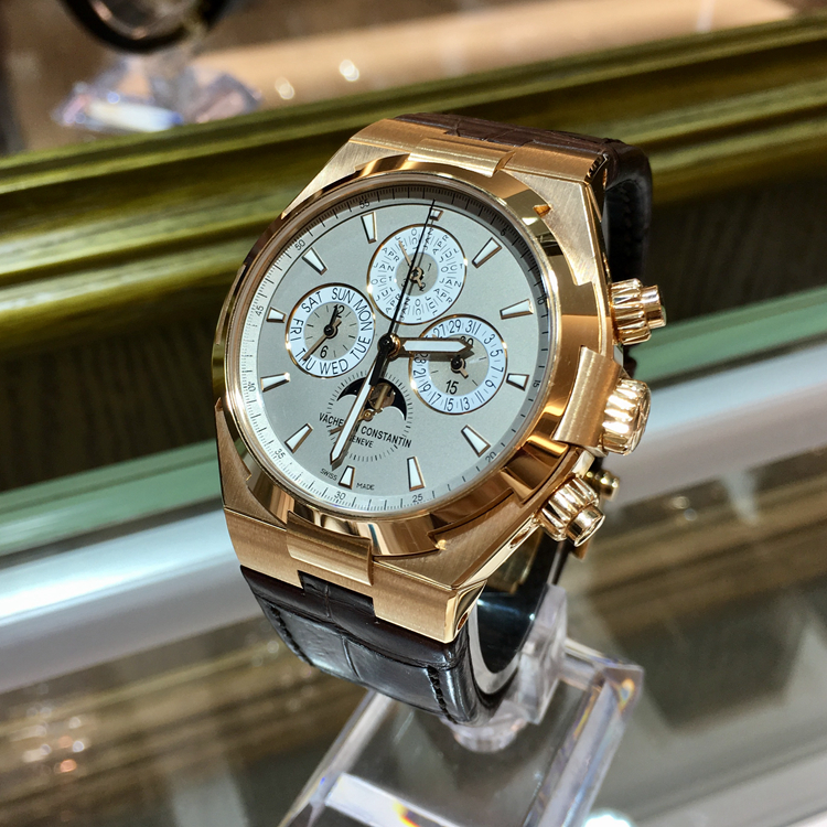 Vacheron Constantin 江诗丹顿 Overseas 纵横四海系列，49020/000R-9753。42毫米表径，18K玫瑰金表壳，灰色面盘，3点位置日期显示，6点位置月相显示，9点位置和12点位置分别为星期和月份显示，计时功能，自动上弦机械机芯，动力储备40小时。专柜定价：675000元。 全套附件齐全。