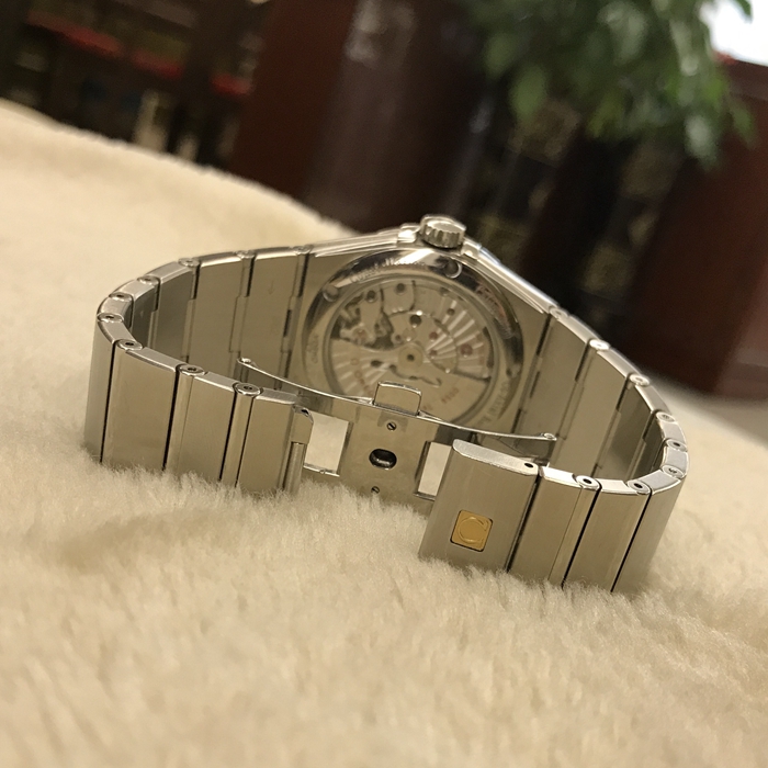 Omega 欧米茄 星座系列，123.10.38.21.01.001。38毫米表径，精钢表壳，黑色面盘，三点位置日期显示。自动上弦机械机芯，动力储备60小时。专柜定价：44400元。 单表无附件。