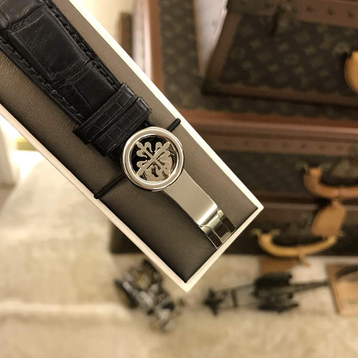 PATEK PHILIPPE 百达翡丽 复杂功能时计系列，5235G-001。40.5毫米表径，18K白金表壳，双色调银色表盘，经垂直缎纹磨砂处理，搭配蓝色转印刻度。中心大分针，年历、视窗式星期、日期和月份显示功能，31-260 REG QA自动上弦机械机芯，动力储备44小时。专柜定价：375800元。 单表附保卡。