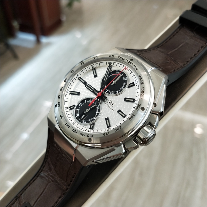 IWC 万国 工程师系列，IW378505。45毫米表径，精钢表壳，精美日内瓦纹银色盘面，双面防反光平面蓝宝石玻璃表镜，旋入式表冠，自动上弦机械机芯，动力储备64小时。专柜定价：85800元。 全套附件齐全。