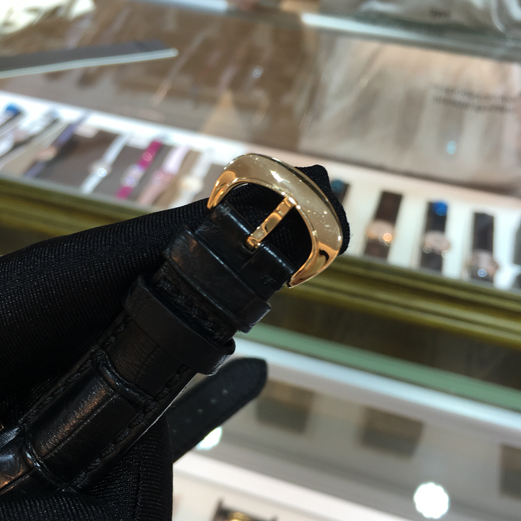 Bovet 播威 Dimier系列，ETRO-41RG-DBO-M1。41毫米表径，表壳由18K玫瑰金打造表圈镶嵌豪华T方钻，机芯采用工艺非常精致的手工雕花镂空陀飞轮，巧夺天工，极富美感。 未使用品单表无附件。