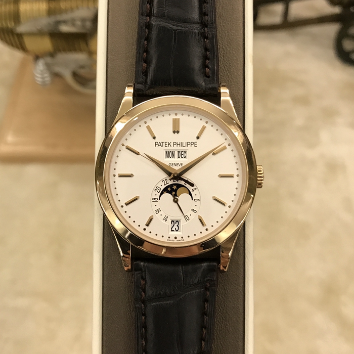 PATEK PHILIPPE 百达翡丽 复杂功能时计系列，5396R-011。38.5毫米表径，18K玫瑰金表壳，乳白色面盘，中心大秒针，金质立体时标炮弹字，12点位置视窗式星期 、月份显示，6点位置视窗式日期、月相和昼/夜显示，自产324 S QA LU 24H/303自动上弦机械机芯。专柜定价：361300元。 全套附件齐全。