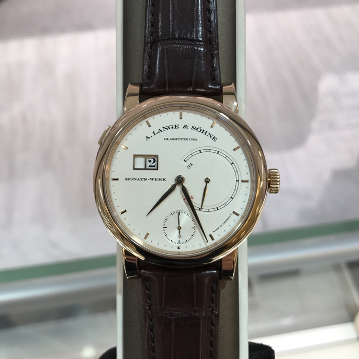 A. Lange & Sohne 朗格 萨克森系列，130.032。45.9毫米表径，18K玫瑰金表壳，银白色面盘，3点位置为动力储备显示，6点位置小秒盘，10点位置为双窗大日历显示，手动上弦机械机芯，动力储备744小时。专柜定价：978000元。 单表无附件。