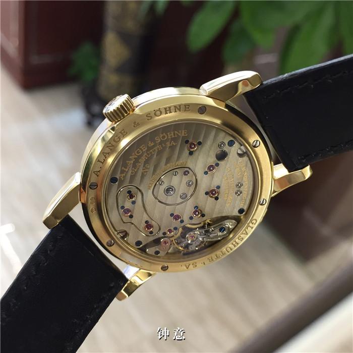 A. Lange & Sohne 朗格 LANGE 1 系列，?109.021。38.5毫米表径，18K黄金表壳，?银白色面盘，双窗大日历，月相盈亏，动力储存显示。?手动上弦机械机芯，动力储备72小时。 单表无附件。