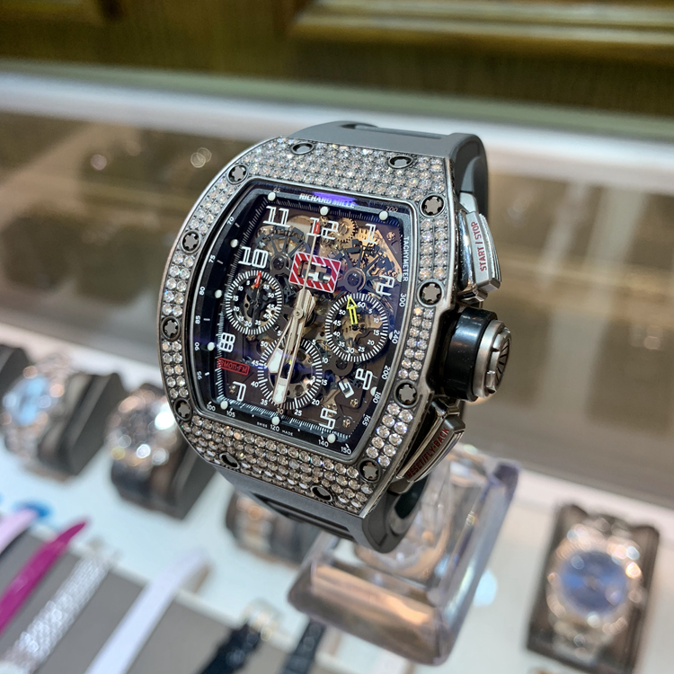 RICHARD MILLE 理查德米勒 男士系列，RM 011。40*50毫米表径，钛金属后加钻表壳，镂空面盘，12点位置为日期显示，RM011-S自动上弦机械机芯，动力储备50小时。 全套附件齐全。