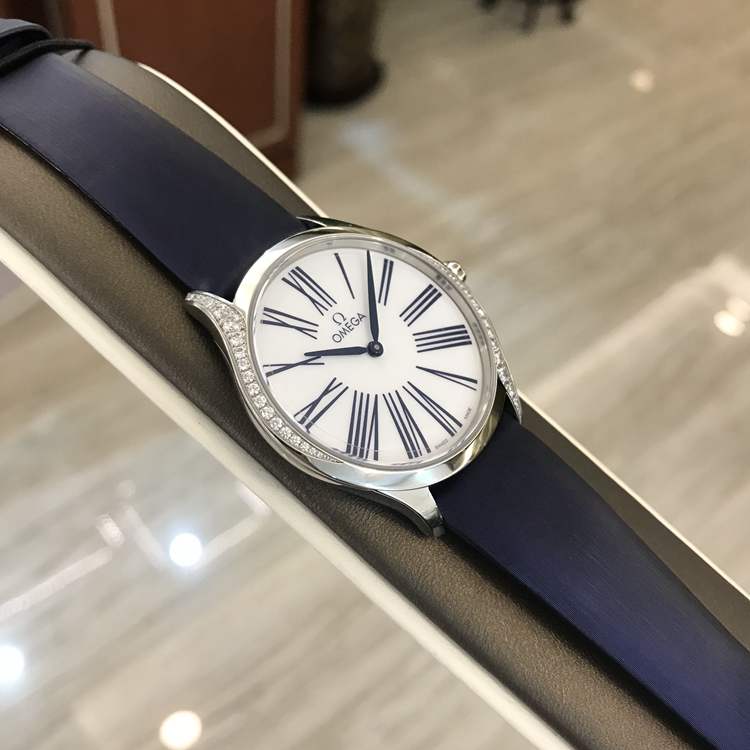 Omega 欧米茄 碟飞系列，428.17.36.60.04.001。36毫米表径，精钢原钻表壳，白色面盘，罗马数字时标，表冠上的花朵图案由5个欧米茄品牌标识交叠构成，以红色液态陶瓷打造，花蕊则镶有一颗璀璨的钻石，精致又独特，精准石英机芯。专柜定价：33100元。 未使用品全套附件齐全。