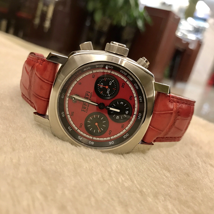 Panerai 沛纳海 FER 00013。45毫米表径，精钢表壳，法拉利红色面盘，12点位置法拉利立马标志，阿拉伯刻度，自动上弦机械机芯，动力储备46小时。限量800只，专柜定价：72400元。 全套附件齐全。