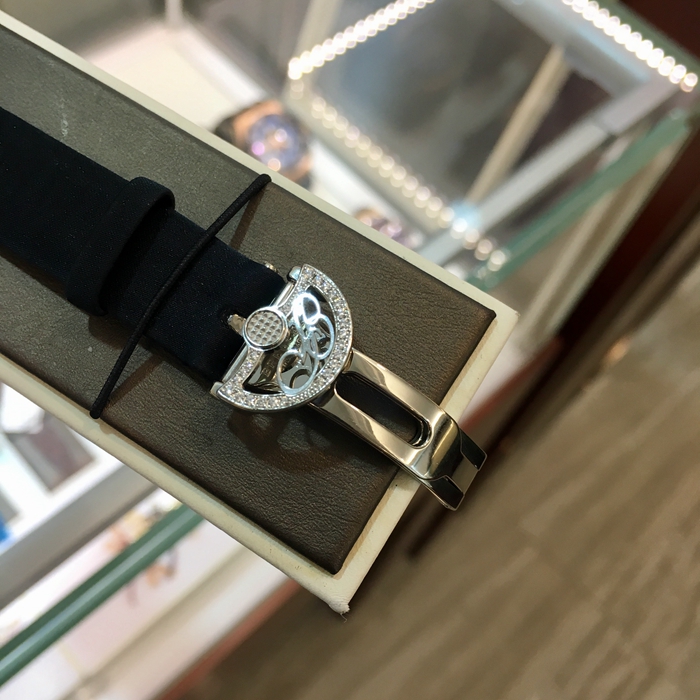 Breguet 宝玑 Reine de Naples 那不勒斯皇后系列，8928BB/58/844 DD0D。33毫米表径，18K白金原钻表壳，镶嵌一颗梨形钻石。白贝母面盘，自动上弦机械机芯，动力储备40小时。专柜定价：284200元。 单表无附件。