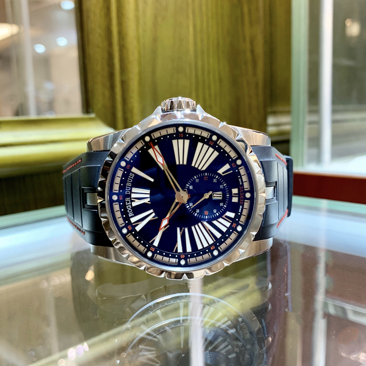 Roger Dubuis 罗杰杜彼 Excalibur 王者系列，RDDBEX0602。45毫米表径，钛金属表壳，蓝色电镀缎面太阳纹表盘，罗马数字时标，6点位置小秒盘、视窗式日期显示，RD830自动上弦机械机芯，动力储备48小时。 全套附件齐全。