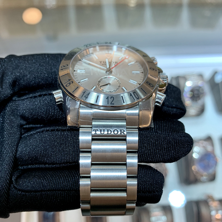 Tudor 帝舵 AERONAUT系列，20200.95000.SI。41毫米表径，精钢表壳，银色面盘，6点位置指针式日期显示功能，自动上弦机械机芯。专柜定价：29900元。 单表附保卡。