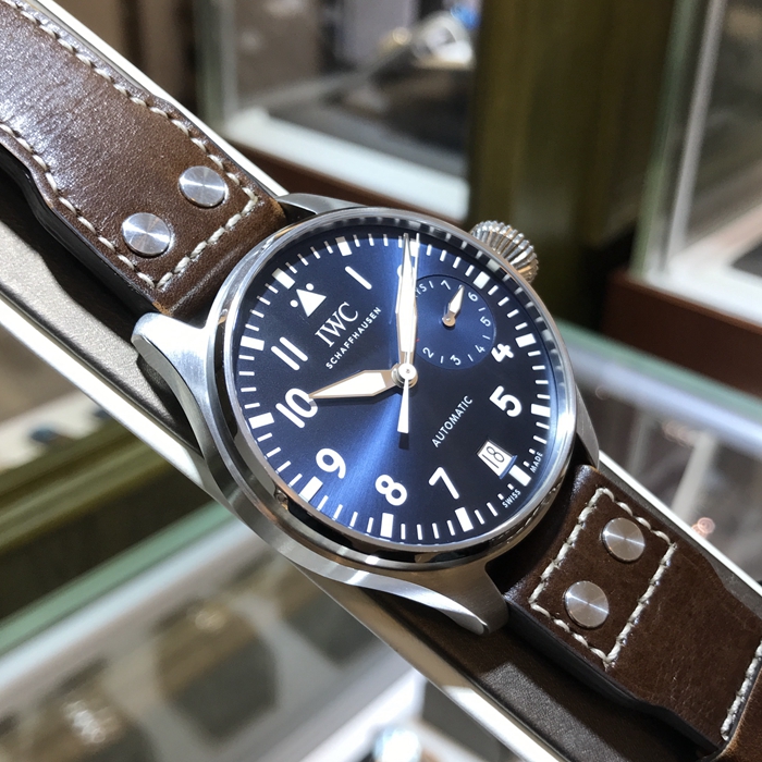  IWC 万国 飞行员系列，IW500916。小王子，圣爱修伯里纪念版，精钢夜蓝色放射面。“6点钟”位置设有日期显示窗口，“3点钟”位置设有动力储备显示窗口，46毫米表径。精钢表底镌刻身穿大衣、携带佩剑的小王子形象。自制51111型自动上弦机芯，动力储备168小时（7天）。专柜定价：103000元。 全套附件齐全。