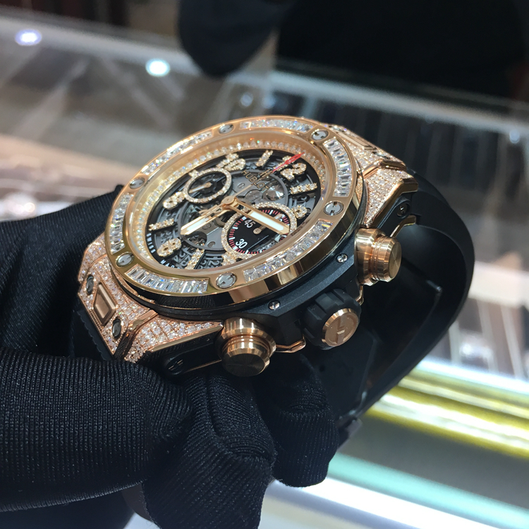 Hublot 宇舶 Bigbang 大爆炸系列，411.OX.1180.RX.0904。45毫米表径，18K玫瑰金后镶T方钻圈，计时功能，HUB 1242 Unico自动上弦机械机芯，原钻参考价：611500元。 单表无附件。