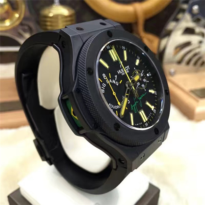 Hublot 宇舶 Bigbang 大爆炸系列，315.CI.1129.RX.AES09。F1赛车手塞纳纪念限量款。黑陶瓷表壳，44毫米表径，自动上弦机械机芯，带计时，1/4秒指针。专柜定价：231200元。宇舶自产自动机械千秒计时机芯，这款是为了纪念巴西著名赛车手艾尔顿·塞纳（Ayrton Senna, 1960年3月21日─1994年5月1日）曾经于1988年、1990年、1991年三度夺取F1世界冠军。不幸的是塞纳于1994年圣玛利诺站一场事故中不幸身亡！塞纳是赛车历史上最受欢迎的车手，相当受到车迷的爱戴，更被誉为F1史上最伟大的车手之一。
