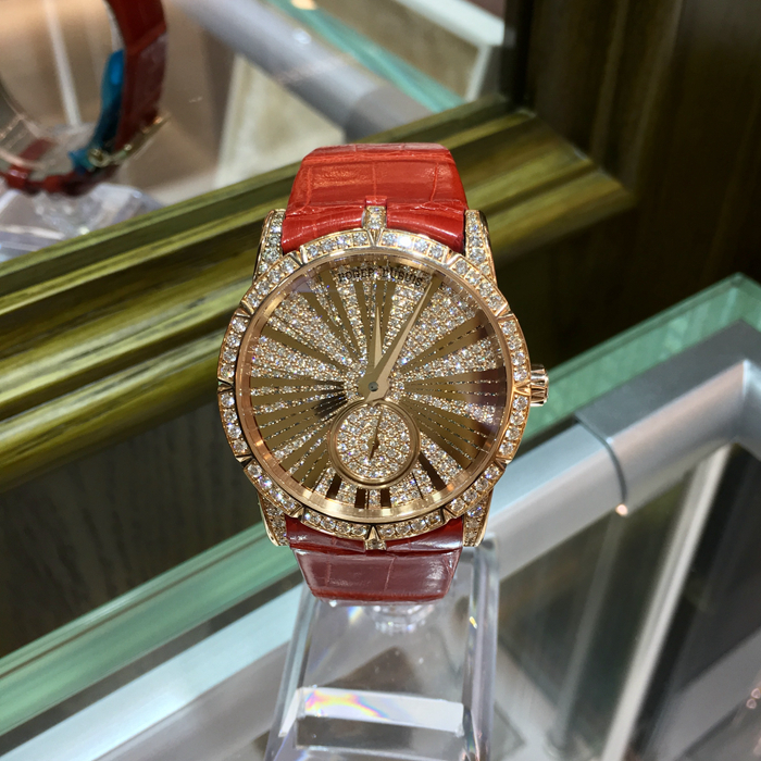 Roger Dubuis 罗杰杜彼 Excalibur 王者系列，RDDBEX0357。36毫米表径，18K玫瑰金原钻表壳，铺镶钻石表盘，罗马数字时标，自产RD821自动上弦机械机芯，镌刻日内瓦印记，动力储备48小时。专柜定价：568000元。 单表无附件。