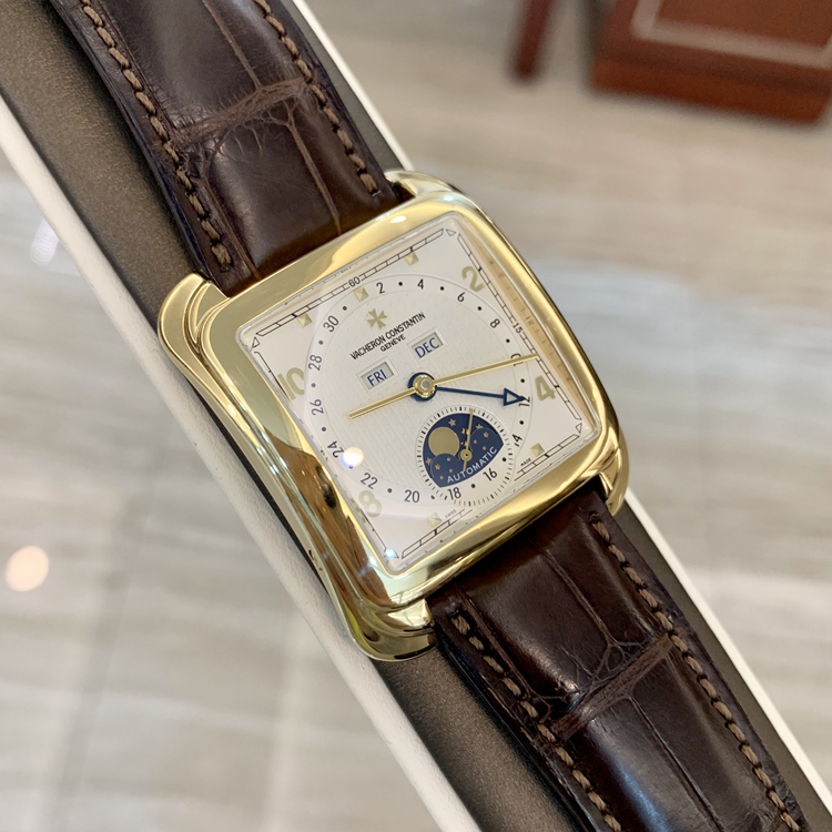 Vacheron Constantin 江诗丹顿 Historiques 历史名作系列，47300/000J-9065。43.1毫米表径，18K黄金表壳，银白色方形面盘，视窗式星期、月份显示，指针式日期显示，月相显示，Cal.1125自动上弦机械机芯，专柜定价：346000元。 单表无附件。