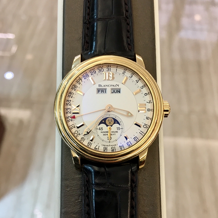 Blancpain 宝珀，2763-3642-53。18K玫瑰金表壳，白色面盘，指针式日期显示，6点位置月相显示，12点位置分别为星期与月份显示。自动上弦机械机芯，专柜定价：165750元。 单表无附件。