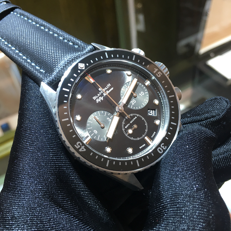 Blancpain 宝珀 五十噚系列，5200-1110-B52A。43毫米表径，精钢表壳，深灰色面盘，日期显示功能，计时功能，F385自动上弦机械机芯，动力储备43小时，专柜定价：112500元。 全套附件齐全。