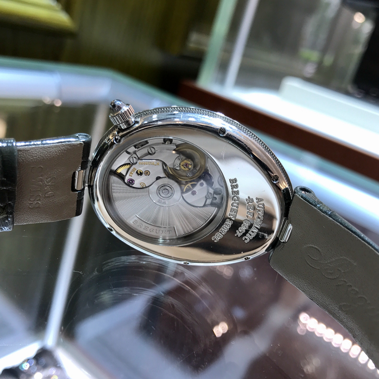 Breguet 宝玑 Reine de Naples 那不勒斯皇后系列，8967ST/58/986。精钢表壳，白色天然贝母面盘，带宝玑阿拉伯数字时符，Cal.591C自动上弦机械机芯，动力储备38小时。专柜定价：119200元。 单表无附件。