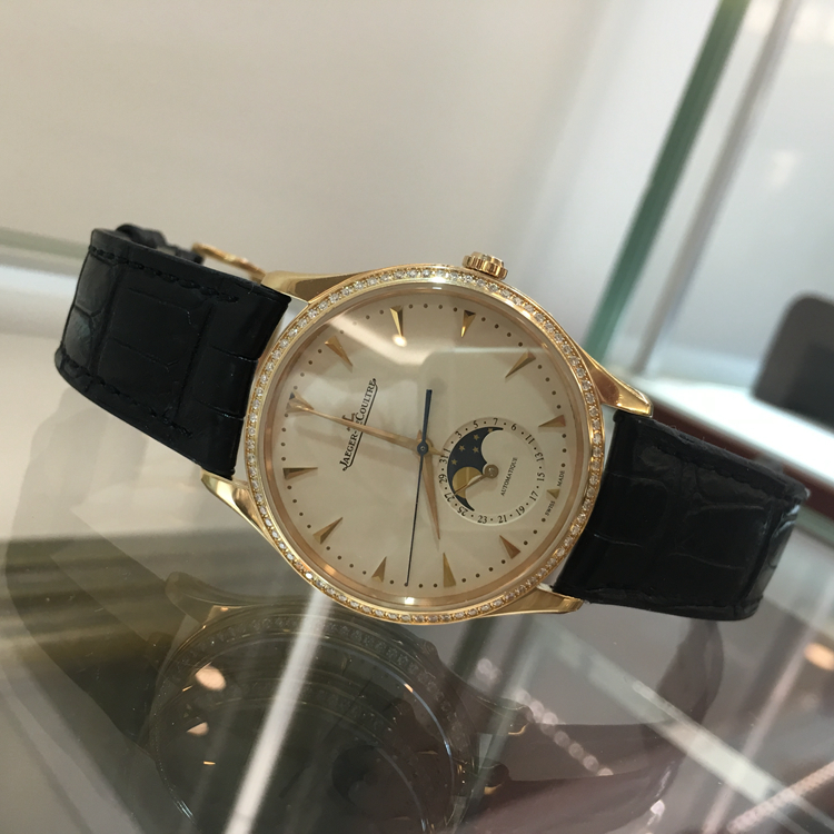 Jaeger-LeCoultre 积家 master 大师系列，1362501。39毫米表径，18K玫瑰金表壳，镶嵌80颗钻石，约0.57克拉， 蛋壳黄面盘，镀金时标，6点位置月相、日期显示，自产925/1自动上弦机械机芯，动力储备43小时，专柜定价：169000元。 全套附件齐全。