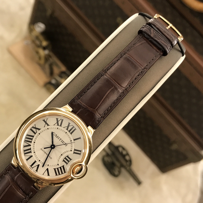 Cartier 卡地亚 Ballon Bleu 蓝气球系列，W6900456。36.6毫米表径，18K玫瑰金表壳，银白色面盘，罗马数字时标，自动上弦机械机芯。专柜定价：105000元。 单表无附件。