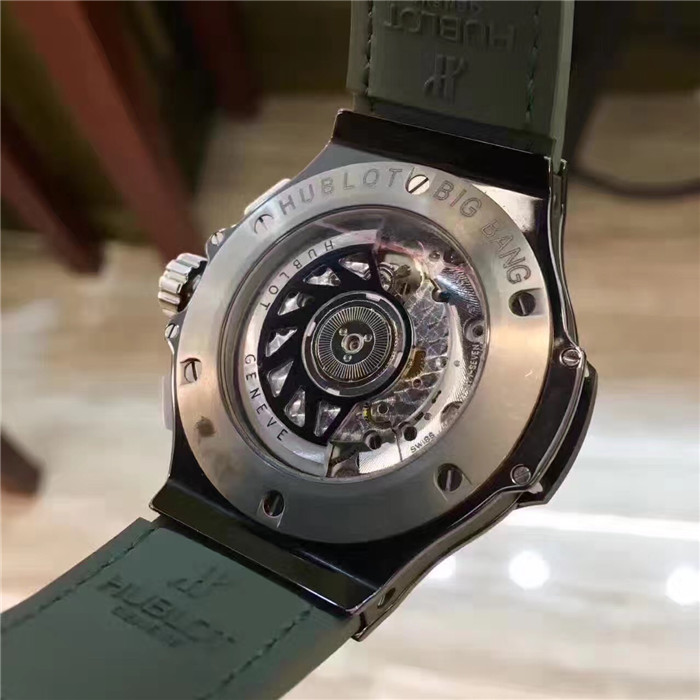 Hublot 宇舶 大爆炸系列，341.CV.5290.LR.1917，陶瓷外圈镶钻绿色盘面，橡胶表带，41毫米表径自动机械