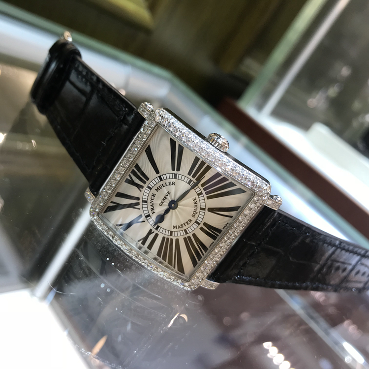 FRANCK MULLER 法兰克穆勒，6002 M QZ D。36.5毫米表径，18K白金，原镶钻圈钻耳，白色面盘，罗马数字时标，精准石英机芯。 单表无附件。