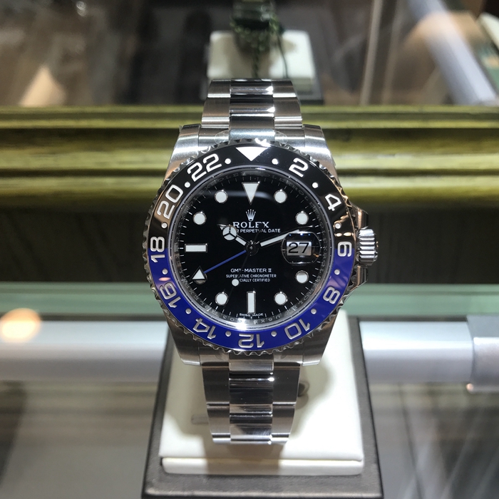 Rolex 劳力士 格林尼治型II系列，116710BLNR-78200。40毫米表径，精钢表壳，24小时渐进刻度双向旋转外圈；双色（蓝、黑）Cerachrom陶质字圈，镌有数字及刻度，黑色面盘，中央时、分及秒针；24小时显示；瞬时变更独立指针显示第二时区时间；瞬跳日历；秒针暂停功能以准确调校时间，自产3186自动上弦机械机芯，动力储备48小时。专柜定价：69300元。 未使用品全套附件齐全。