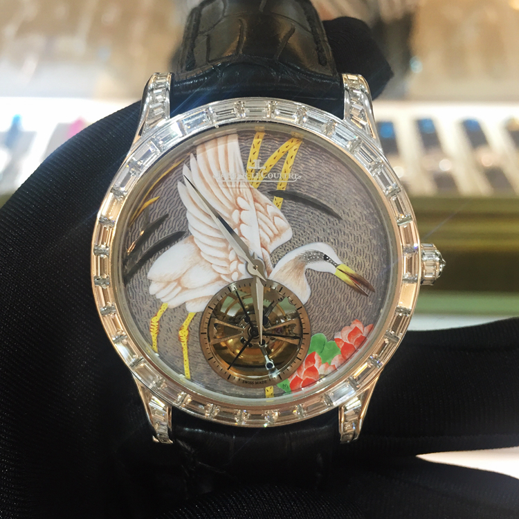 Jaeger-LeCoultre 积家 master 大师系列，珐琅瓷面白鹤亮翅大T钻陀飞轮，42毫米表径，T方钻圈钻耳，雕花表壳。全球限量3枚第1枚，公价200多万。 未使用品单表无附件。