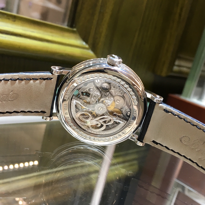 Breguet 宝玑 经典复杂系列，5307PT/12/9V6。39毫米表径，PT950铂金表壳，白色面盘，6点位置陀飞轮装置，12点位置罗马数字时标，自动上弦机械机芯。 单表无附件。