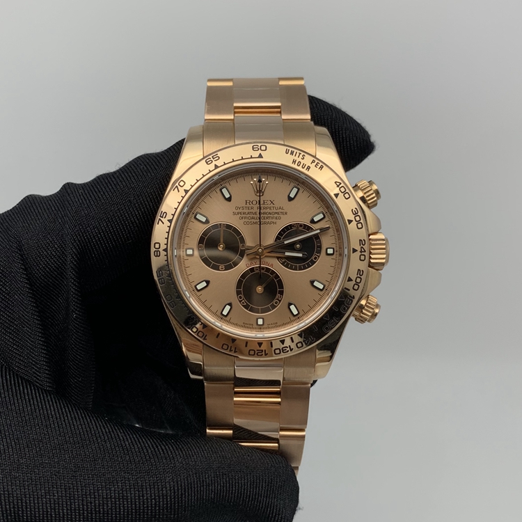 Rolex 劳力士 宇宙计型迪通拿系列，m116505-0009。40毫米表径，18k玫瑰金表壳，固定外圈连计速刻度，粉色面盘，6点位置小秒针显示，30分钟和12小时计时分别设于3点和9点位置，计时功能，4130自动上弦机械机芯，动力储备72小时。专柜定价：292500元。 单表无附件。