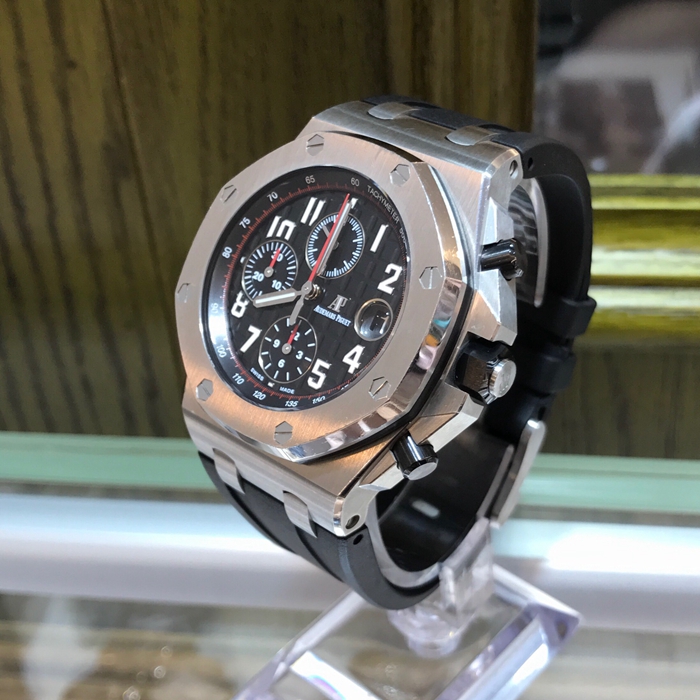 Audermars Piguet 爱彼 皇家橡树离岸型系列，26470ST.OO.A101CR.01。42毫米表径，精钢表壳搭配经反炫光处理的蓝宝石水晶玻璃镜面和底盖及黑色陶瓷旋入式表冠和按钮。黑色表盘镌刻“Méga Tapisserie”超大格纹装饰，搭配黑色计时器、白色荧光阿拉伯数字、白金荧光皇家橡树指针及黑色内表圈。自动上弦机械机芯，动力储备50小时。专柜定价：195000元。 全套附件齐全。
