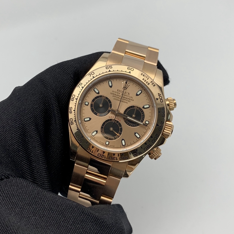Rolex 劳力士 宇宙计型迪通拿系列，m116505-0009。40毫米表径，18k玫瑰金表壳，固定外圈连计速刻度，粉色面盘，6点位置小秒针显示，30分钟和12小时计时分别设于3点和9点位置，计时功能，4130自动上弦机械机芯，动力储备72小时。专柜定价：292500元。 单表无附件。