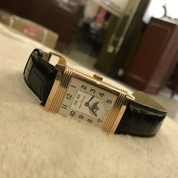 Jaeger-LeCoultre 积家 Reservo 翻转腕表系列，Q3752520。48.5x29.5毫米表径，18k玫瑰金表壳，银色面盘， 黑色移印数字，6点位置分别为指针式日期显示和月相显示，12点位置为星期和月份显示，手动上弦机械机芯，动力储备45小时。专柜定价：151000元。 单表无附件。