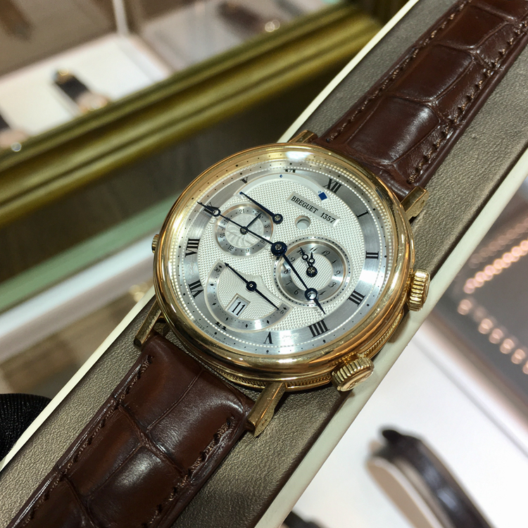 Breguet 宝玑 Classique 经典系列，5707BA/12/9V6。39毫米表径，18K黄金表壳，银灰色面盘，罗马数字时标，视窗式日期显示、动力储备显示，519F自动上弦机械机芯，动力储备显示45小时，专柜定价：311800元。 单表无附件。