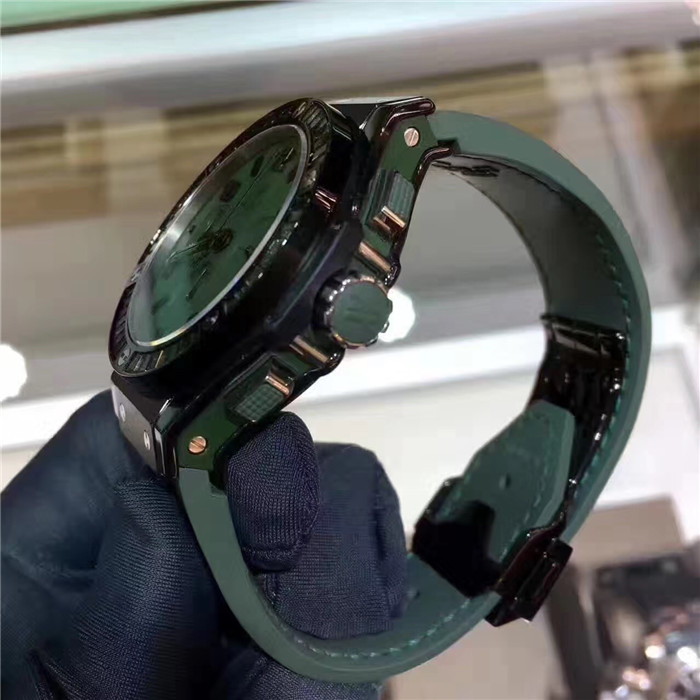 Hublot 宇舶 大爆炸系列，341.CV.5290.LR.1917，陶瓷外圈镶钻绿色盘面，橡胶表带，41毫米表径自动机械