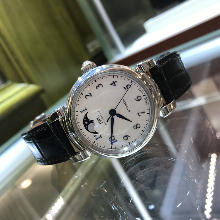IWC 万国 达文西系列，IW459306。36毫米表径，精钢表壳，白色镀银面盘，12点位置为月相显示，35800自动上弦机械机芯，专柜定价：63700元。 全套附件齐全。