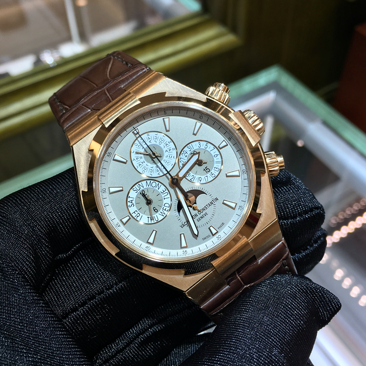 Vacheron Constantin 江诗丹顿 Overseas 纵横四海系列，49020/000R-9753。42毫米表径，18K玫瑰金表壳，灰色面盘，3点位置日期显示，6点位置月相显示，9点位置和12点位置分别为星期和月份显示，计时功能，自动上弦机械机芯，动力储备40小时。专柜定价：675000元。 全套附件齐全。