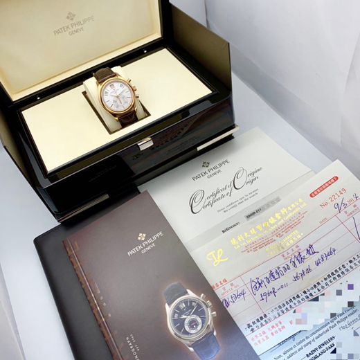 PATEK PHILIPPE 百达翡丽 复杂功能计时系列，5960R-011。40毫米表径，18K玫瑰金表壳。白色表盘，金质立体时标。2点、10点和12点位置分别设置了视窗式月份、星期和日期显示、计时功能。蓝宝石水晶玻璃表镜。自动上弦机械机芯，动力储备55小时。专柜定价：560300元。  全套附件齐全。