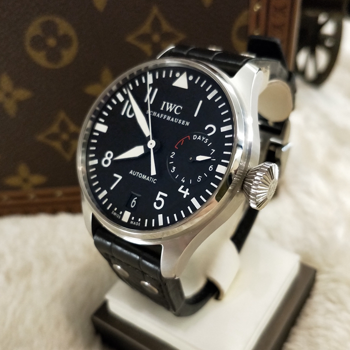 IWC 万国 飞行员系列，IW500901。46毫米表径，精钢表壳，黑色面盘，中央秒针附掣停装置，三点位置动力储备显示，六点位置视窗式日期显示，双面防反光凸状蓝宝石玻璃表镜，Glucydur ? 铍合金平衡摆轮，摆轮臂配置高精度微调凸轮，自动上弦机械机芯，动力储备168小时（7天）。 单表无附件。