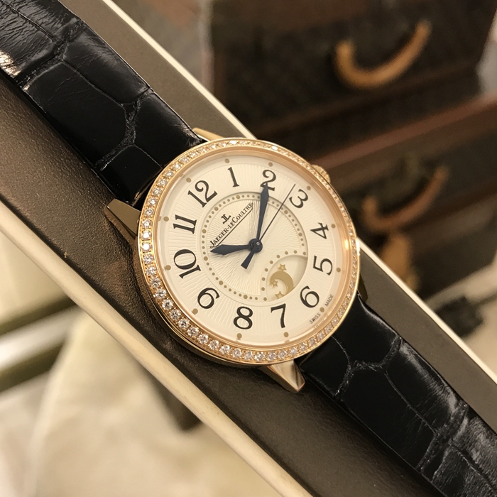 Jaeger-LeCoultre 积家 约会系列，Q3442520。34毫米表径，18K玫瑰金表壳镶嵌60颗钻石，约0.69克拉。银色扭索饰纹面盘，6点位置月相显示，蓝宝石水晶玻璃表镜，自动上弦机械机芯。专柜定价：178500元。 全套附件齐全。