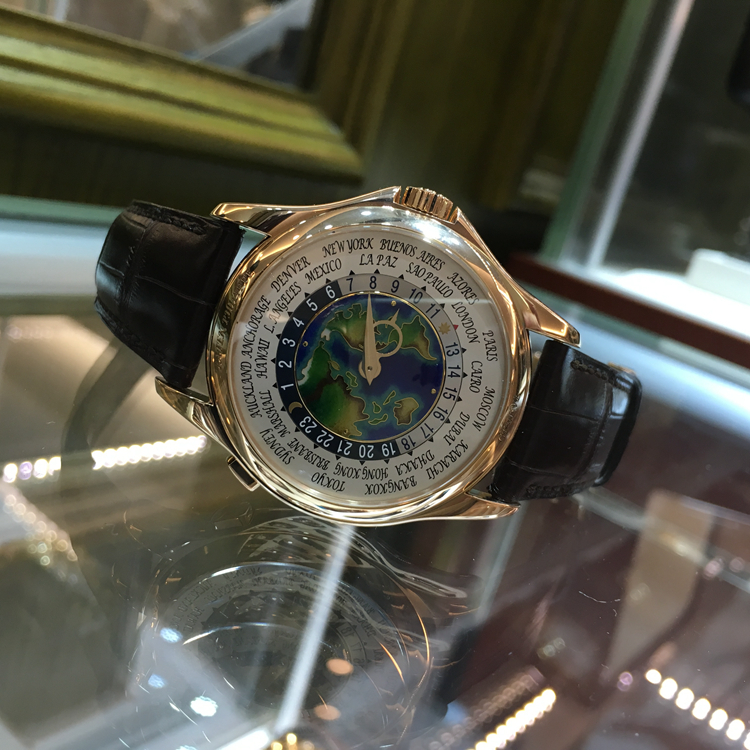 PATEK PHILIPPE 百达翡丽 复杂功能时计系列，5131R-010。39.5毫米表径，18K玫瑰金表壳，表盘中心装饰掐丝珐琅图案，世界时间，24个时区的24小时与昼/夜显示，240 HU自动上弦机械机芯，动力储备48小时。 单表附保卡。