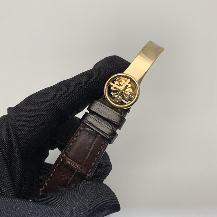 PATEK PHILIPPE 百达翡丽，5110J。37毫米表径，18K黄金表壳，银灰色面盘，月相显示功能，自动上弦机械机芯。 单表无附件。