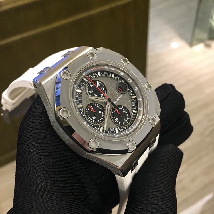 Audermars Piguet 爱彼 皇家橡树离岸型系列，26568IM.OO.A004CA.01。44毫米表径，钛金属 陶瓷合金表圈，深灰色表盘镌刻“Méga Tapisserie”超大格纹装饰，搭配黑色计时器、白金荧光立体时标和皇家橡树指针以及含测速仪刻度的深灰色内表圈。3点位置日期显示，计时功能，自产3126/3840自动上弦机械机芯，专柜定价：341000元。 单表无附件。