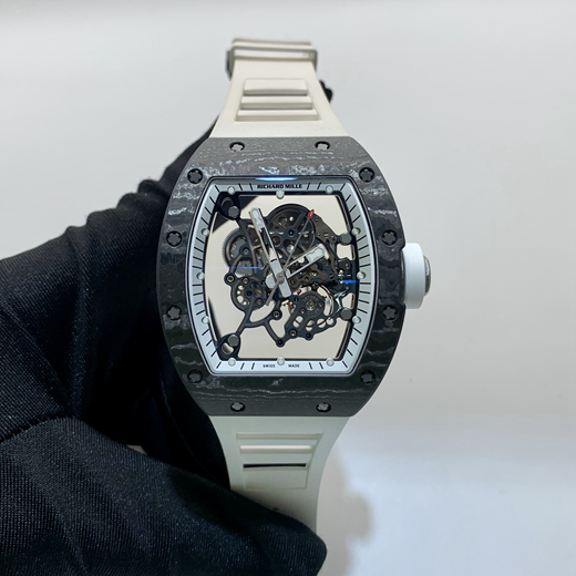 RICHARD MILLE 理查德米勒 男士系列，RM055NTPT。理查德·米勒携手巴巴·沃森推出RM 055黑白传奇限量腕表,每款限量90枚，仅在美国发售,全新限量腕表表壳呈酒桶形，采用三件式结构，上下表圈和表环分别以NTPT碳纤维和喷砂钛金属打造。“白色传奇”款配备白色内圈、指针和表冠衬垫搭载Caliber RMUL2手动上弦机芯，该机芯能够经受超过5000G的外力冲击。  全套附件齐全。