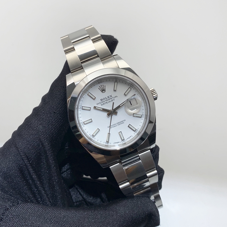 ROLEX 劳力士 日志型系列，126300-0005。41毫米表径，精钢表壳，白色面盘，3点位置防反光凸透式放大日历窗，3235自动上弦机械机芯，动力储备70小时。专柜定价：57400元。 单表无附件。