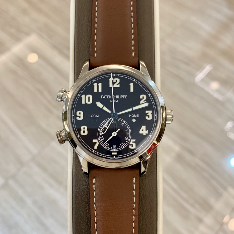 PATEK PHILIPPE 百达翡丽 复杂功能时计系列，5524G-001。42毫米表径，18K白金表壳，蓝色涂漆面盘，覆荧光涂层的金质立体字块，当地与居民地双时区显示，视窗式“LOCAL”（本地）和“HOME”（原居地）昼/夜显示，指针式当地日期显示，中心大秒针，324 S C FUS 自动上弦机械机芯，动力储备35-45小时，专柜定价：348600元。 单表附保卡。