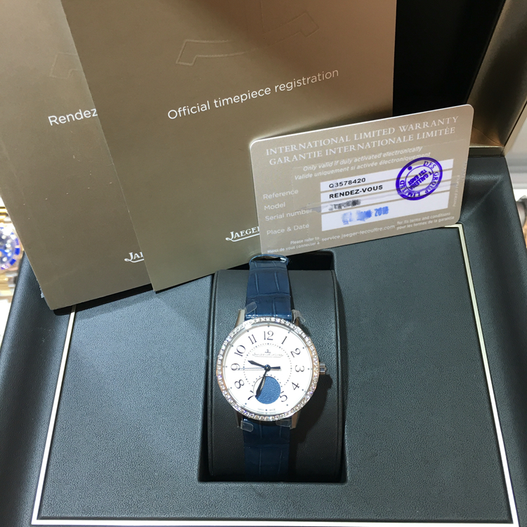 Jaeger-LeCoultre 积家 约会系列，3578420。34毫米表径，精钢原钻表壳，共镶嵌60颗钻石，白色面盘，黑色移印数字，花形指针，6点位置月相显示，935A自动上弦机械机芯，动力储备40小时，专柜定价：114000元。 未使用品全套附件齐全。