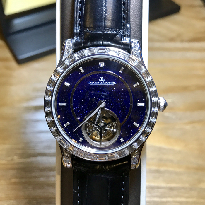 Jaeger-LeCoultre 积家 master 大师系列，Q1663406。43 毫米表径，18K白金镶钻，共106颗T方钻，约8.1克拉。深蓝色砂金石面盘，T方钻时标。中心大秒针，六点钟镂空陀飞轮装置，白金折叠式表扣，镶嵌T方钻。积家自产 978 自动上弦机芯，动力储备45小时，专柜定价：1600000元。